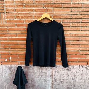 Uniqlo T-shirt ⭐️no bargain ⭐️
